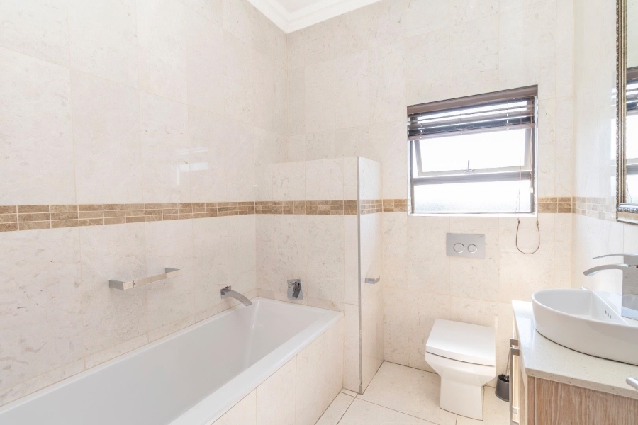 5 Bedroom Property for Sale in Waterfall Country Village Gauteng
