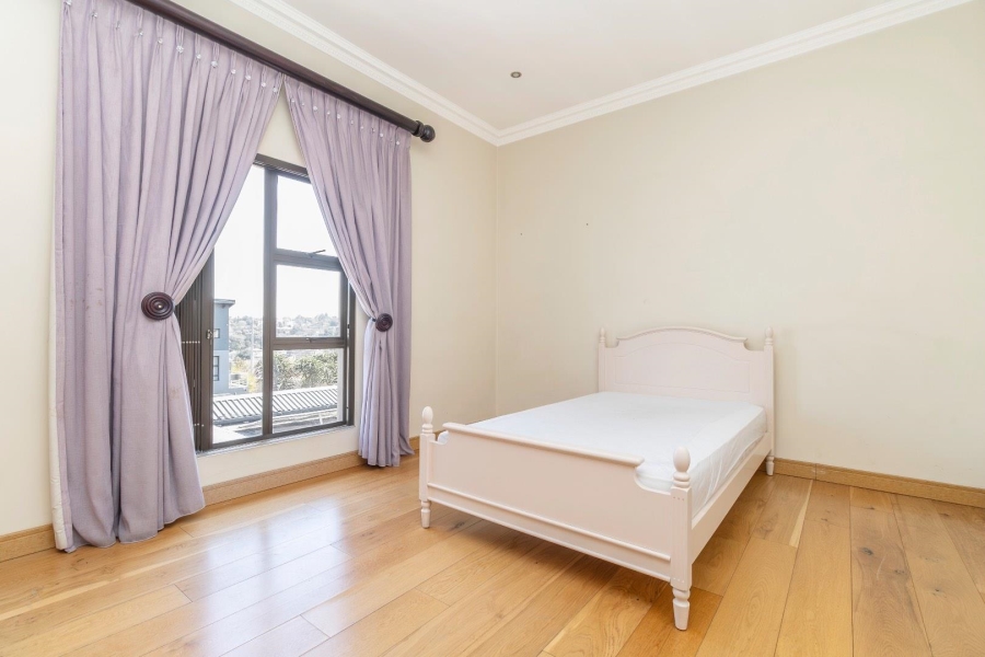 5 Bedroom Property for Sale in Waterfall Country Village Gauteng