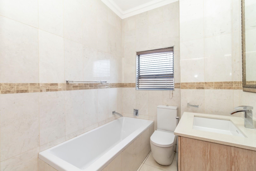 5 Bedroom Property for Sale in Waterfall Country Village Gauteng