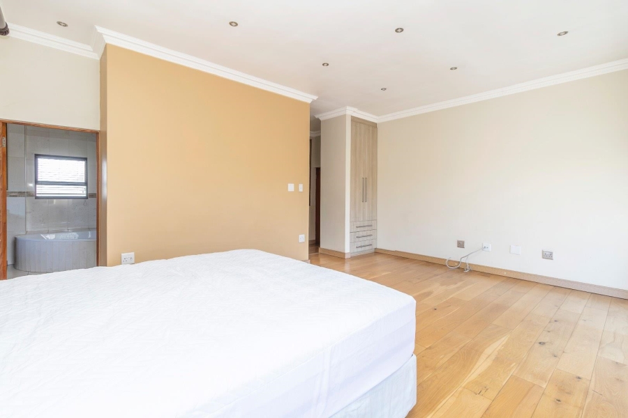 5 Bedroom Property for Sale in Waterfall Country Village Gauteng