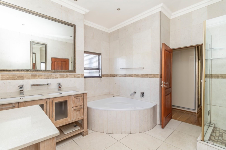 5 Bedroom Property for Sale in Waterfall Country Village Gauteng
