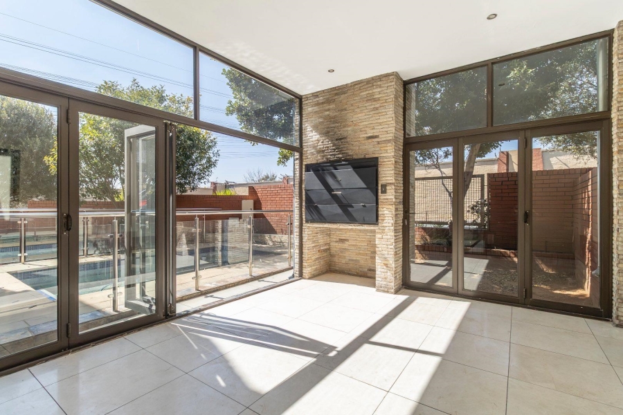 5 Bedroom Property for Sale in Waterfall Country Village Gauteng
