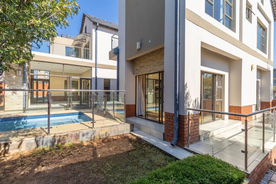 5 Bedroom Property for Sale in Waterfall Country Village Gauteng
