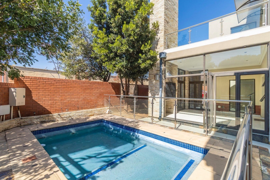 5 Bedroom Property for Sale in Waterfall Country Village Gauteng