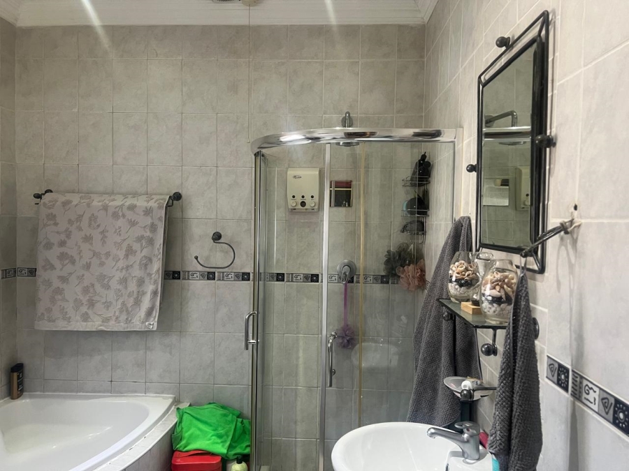 4 Bedroom Property for Sale in Brackenhurst Gauteng