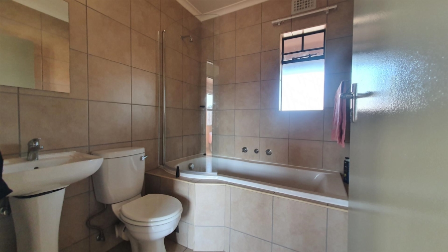 2 Bedroom Property for Sale in Olifantsvlei Gauteng