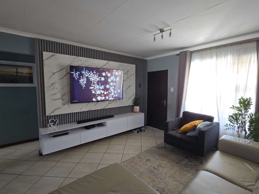 2 Bedroom Property for Sale in The Reeds Gauteng
