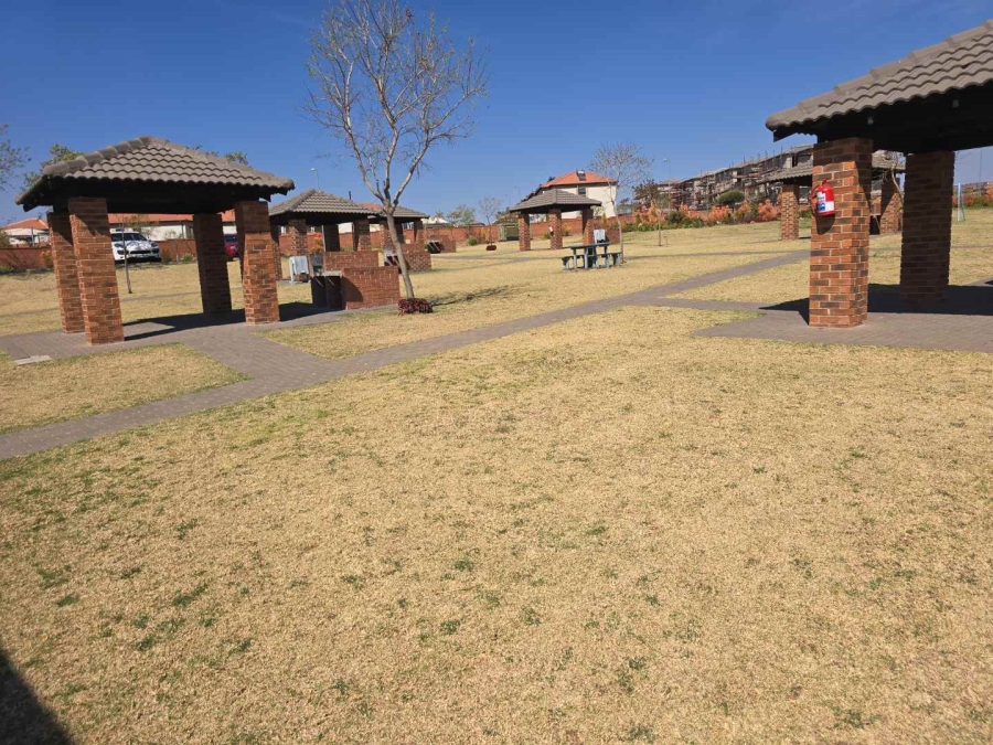 2 Bedroom Property for Sale in The Reeds Gauteng