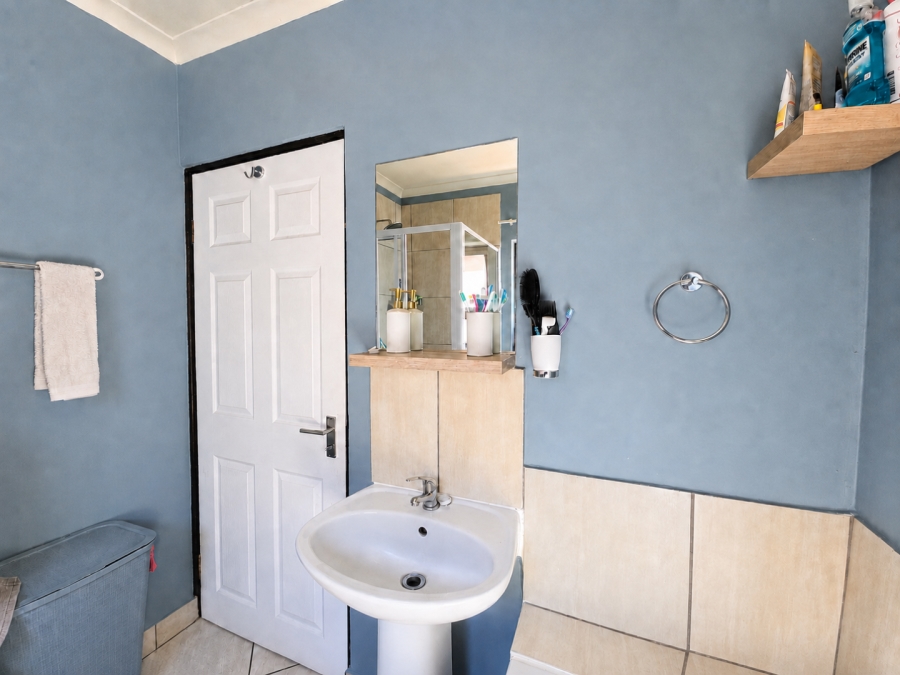 2 Bedroom Property for Sale in The Reeds Gauteng