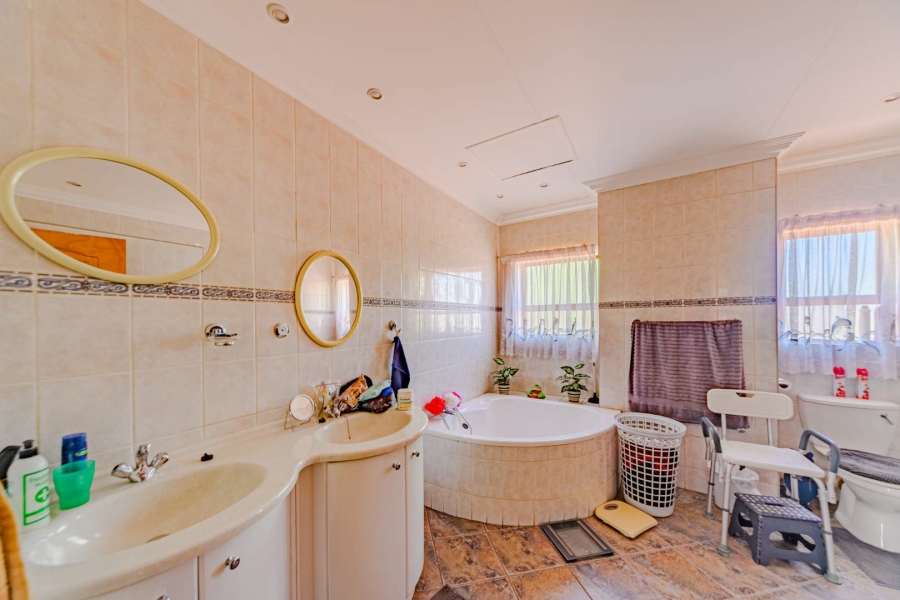 4 Bedroom Property for Sale in Blue Valley Golf Estate Gauteng