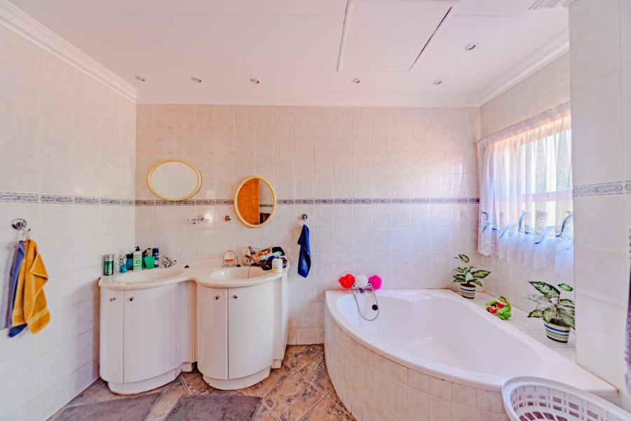 4 Bedroom Property for Sale in Blue Valley Golf Estate Gauteng