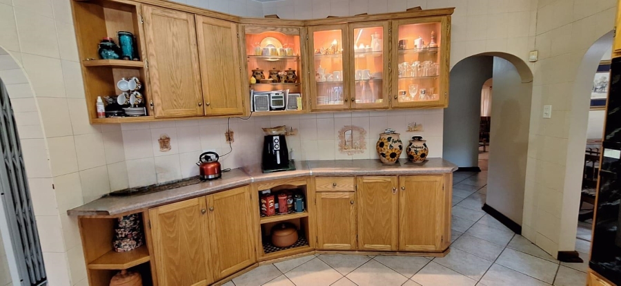 6 Bedroom Property for Sale in Akasia Gauteng