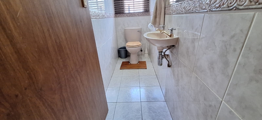 6 Bedroom Property for Sale in Akasia Gauteng