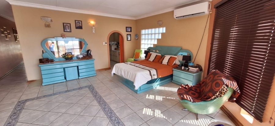 6 Bedroom Property for Sale in Akasia Gauteng