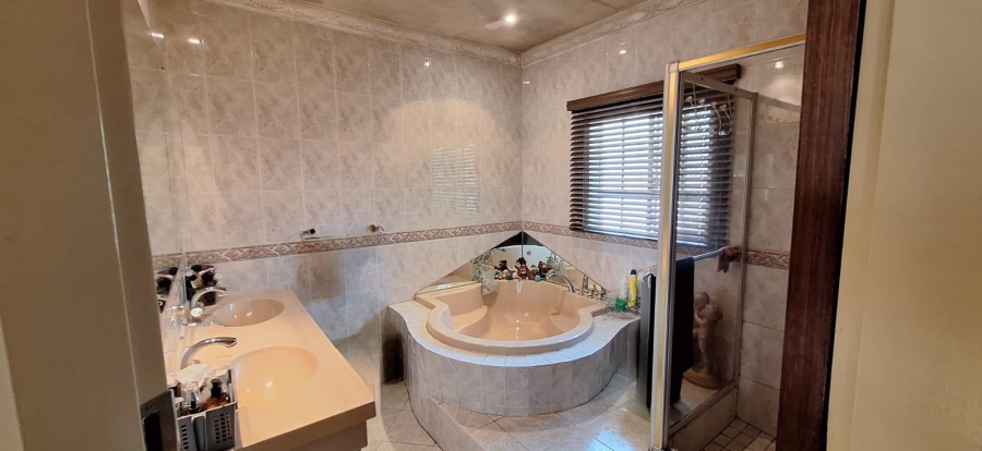 6 Bedroom Property for Sale in Akasia Gauteng