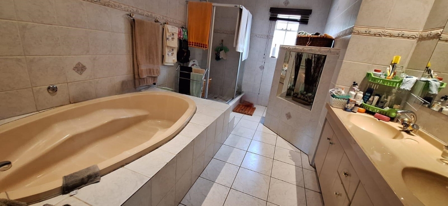 6 Bedroom Property for Sale in Akasia Gauteng