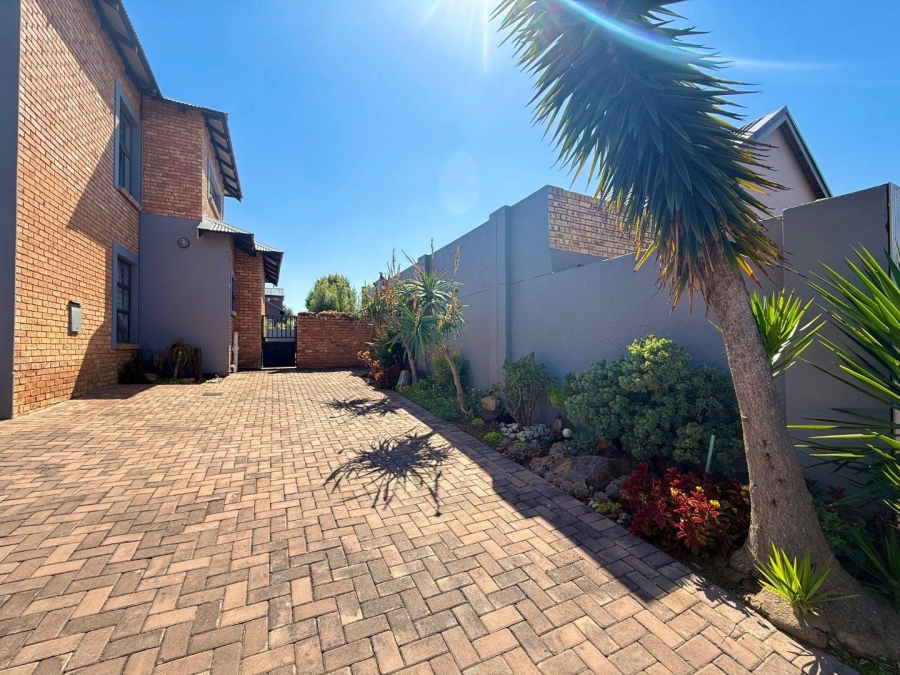 4 Bedroom Property for Sale in Alberante Gauteng