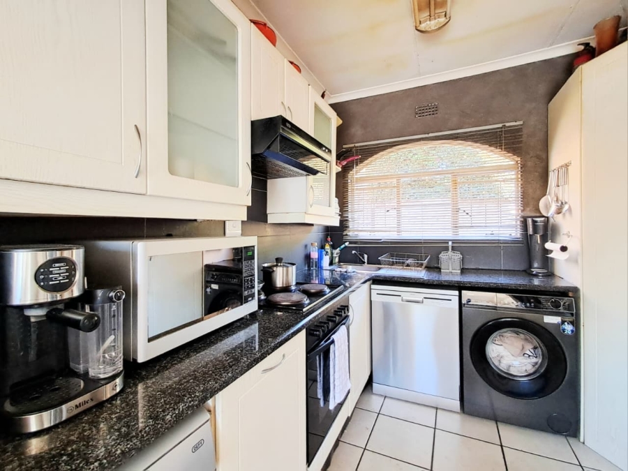 1 Bedroom Property for Sale in Corlett Gardens Gauteng