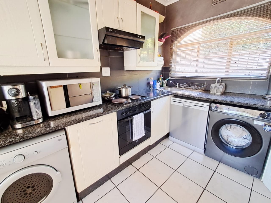 1 Bedroom Property for Sale in Corlett Gardens Gauteng