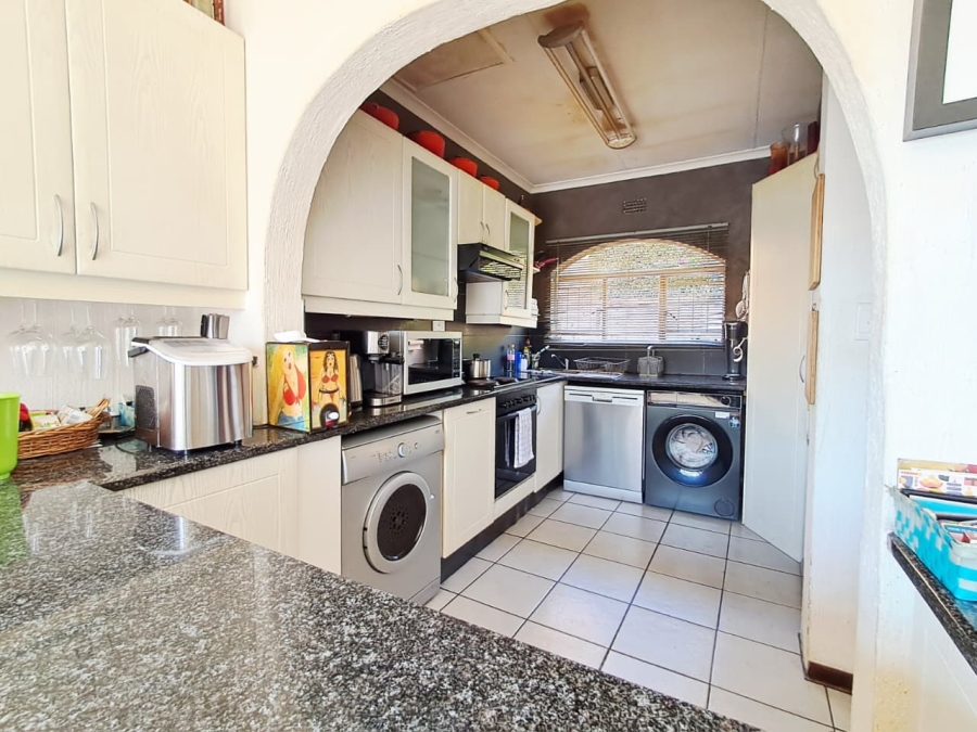 1 Bedroom Property for Sale in Corlett Gardens Gauteng