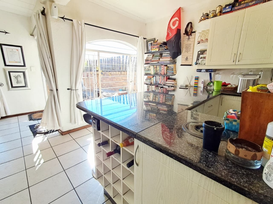 1 Bedroom Property for Sale in Corlett Gardens Gauteng