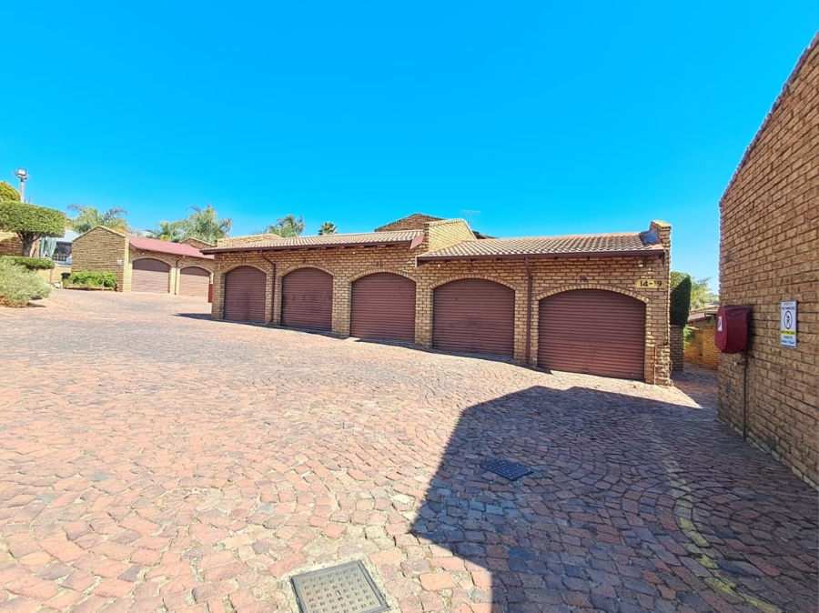 1 Bedroom Property for Sale in Corlett Gardens Gauteng