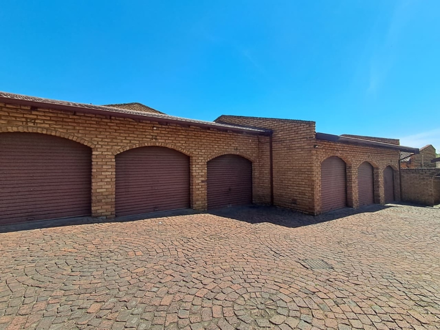 1 Bedroom Property for Sale in Corlett Gardens Gauteng