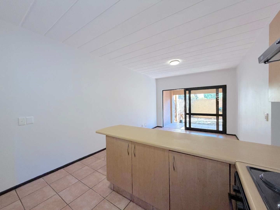 To Let 1 Bedroom Property for Rent in Douglasdale Gauteng