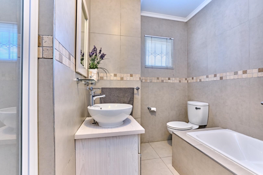 3 Bedroom Property for Sale in Blue Hills Gauteng