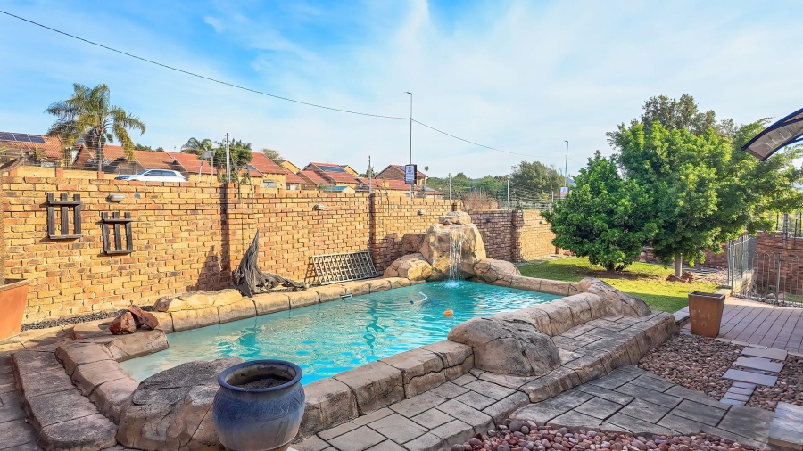 3 Bedroom Property for Sale in Honeydew Manor Gauteng