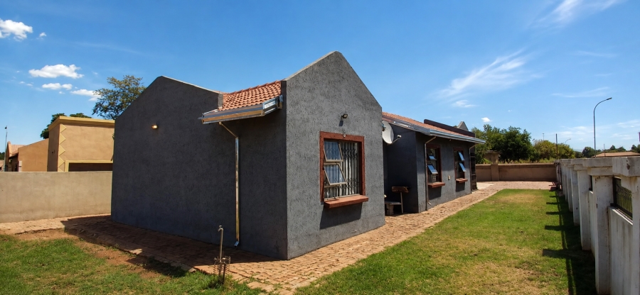 3 Bedroom Property for Sale in Kookrus Gauteng