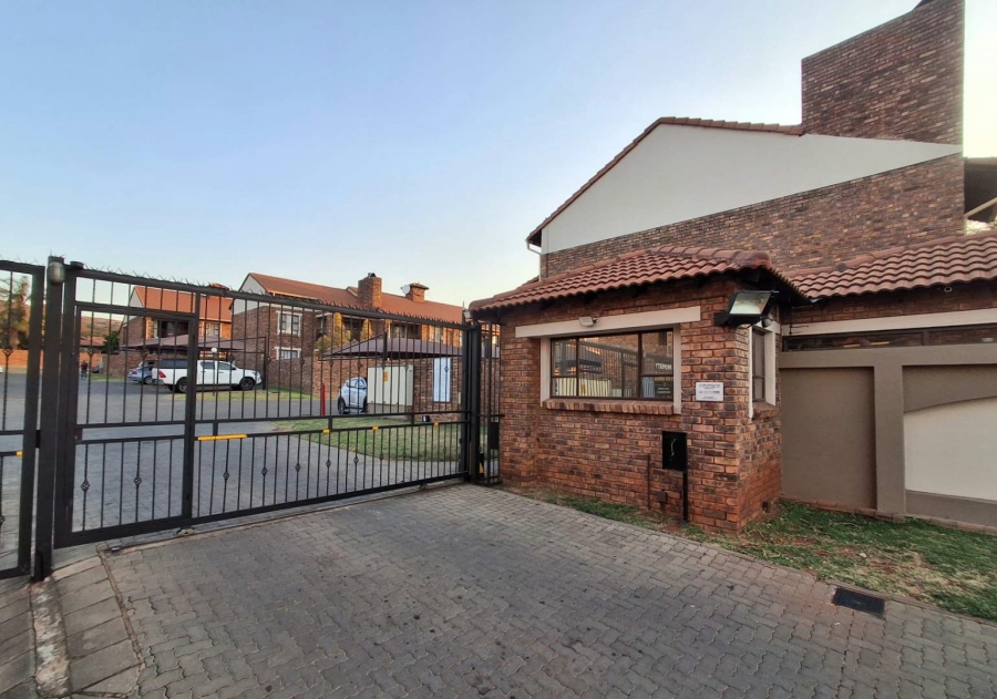 2 Bedroom Property for Sale in Magalieskruin Gauteng