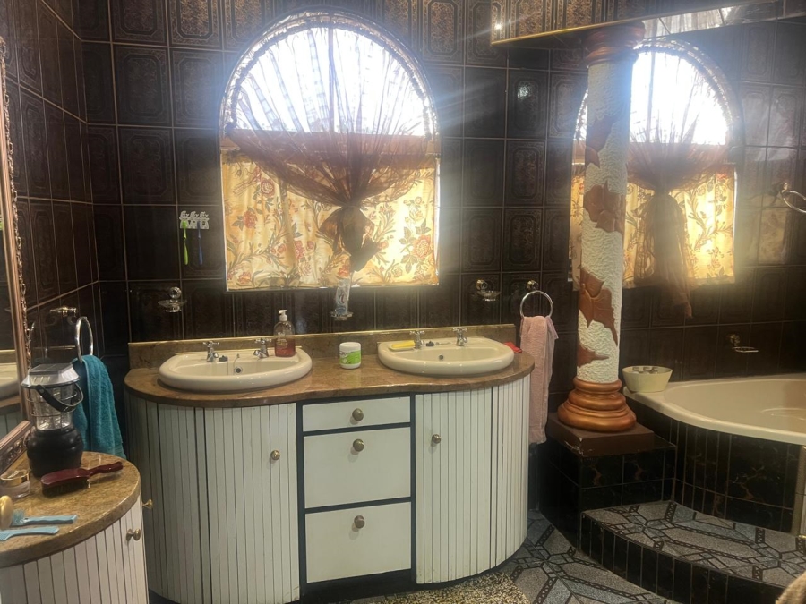 5 Bedroom Property for Sale in Glenvista Gauteng