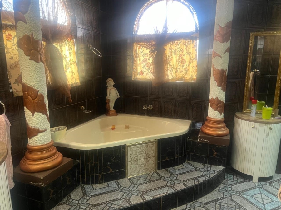 5 Bedroom Property for Sale in Glenvista Gauteng