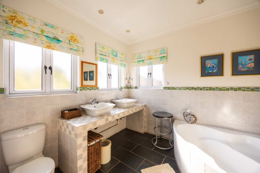 5 Bedroom Property for Sale in Moreleta Park Gauteng