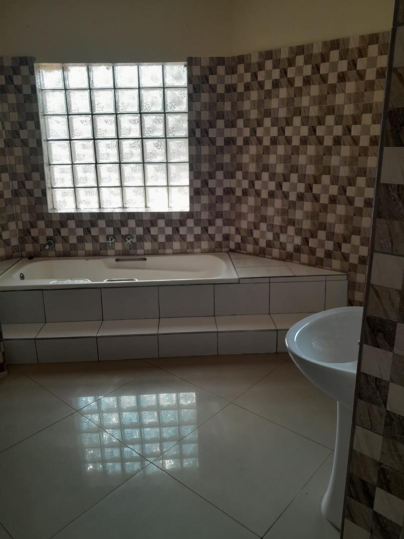 5 Bedroom Property for Sale in The Orchards Gauteng