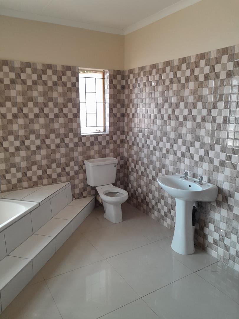 5 Bedroom Property for Sale in The Orchards Gauteng
