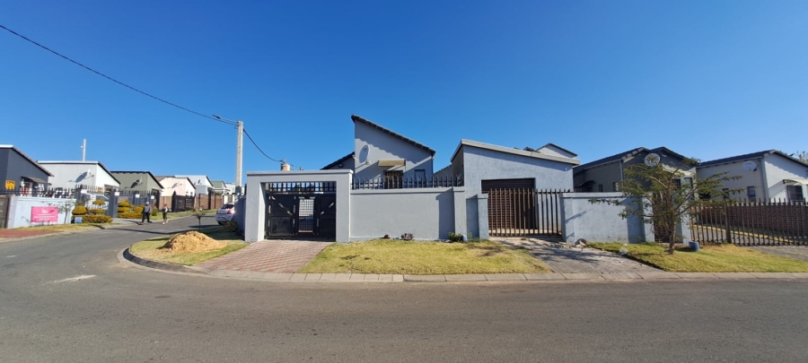 To Let 3 Bedroom Property for Rent in South Hills Gauteng