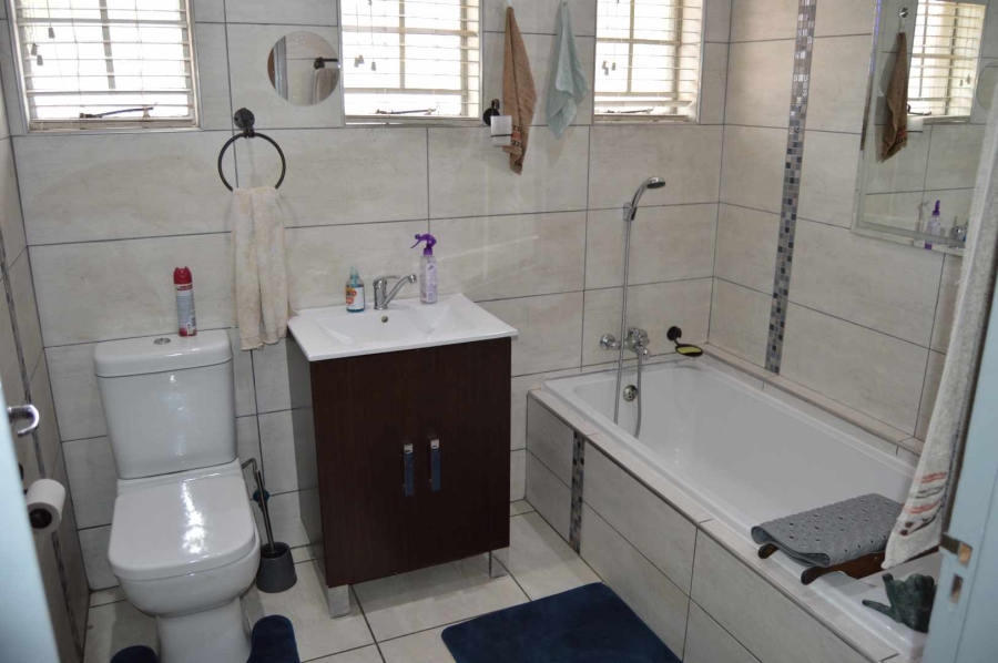 4 Bedroom Property for Sale in Verwoerdpark Gauteng
