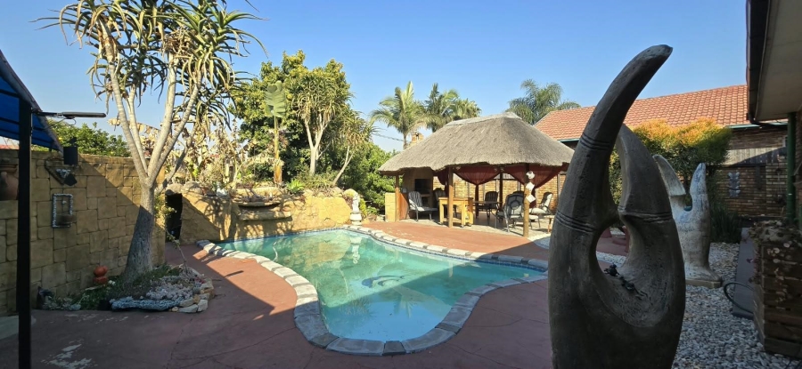 5 Bedroom Property for Sale in Mountain View Gauteng