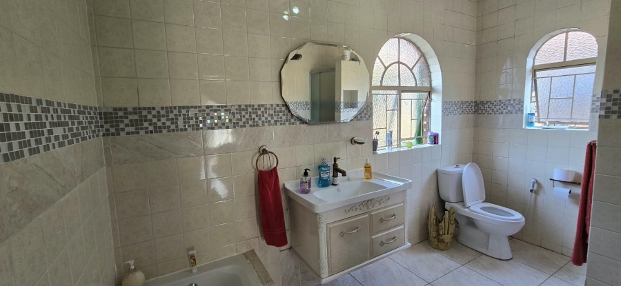 5 Bedroom Property for Sale in Mountain View Gauteng