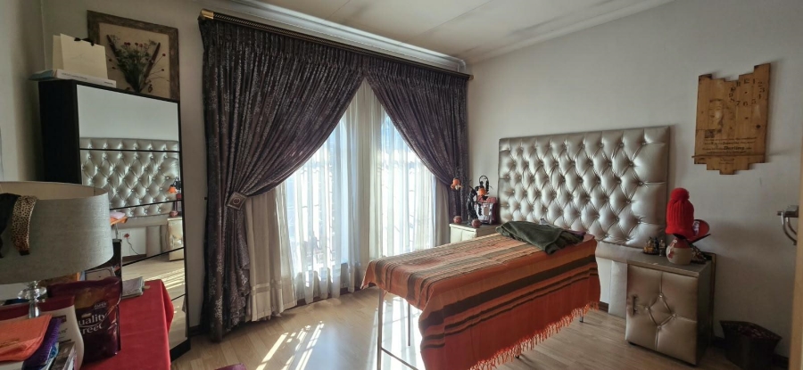 5 Bedroom Property for Sale in Mountain View Gauteng
