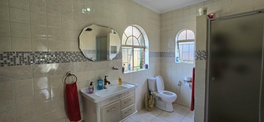 5 Bedroom Property for Sale in Mountain View Gauteng