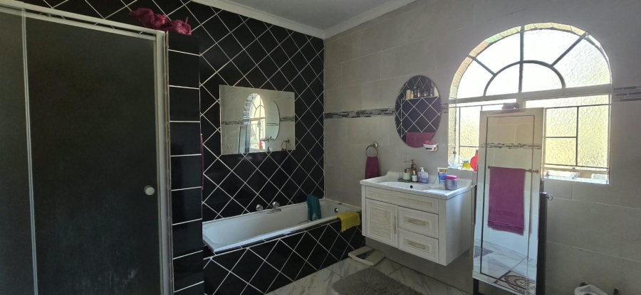 5 Bedroom Property for Sale in Mountain View Gauteng