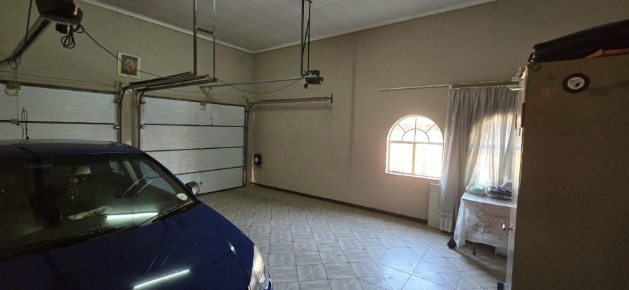 5 Bedroom Property for Sale in Mountain View Gauteng