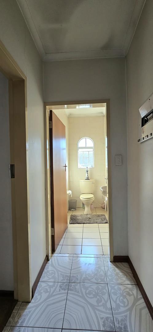 5 Bedroom Property for Sale in Mountain View Gauteng
