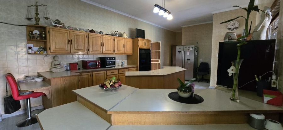 5 Bedroom Property for Sale in Mountain View Gauteng
