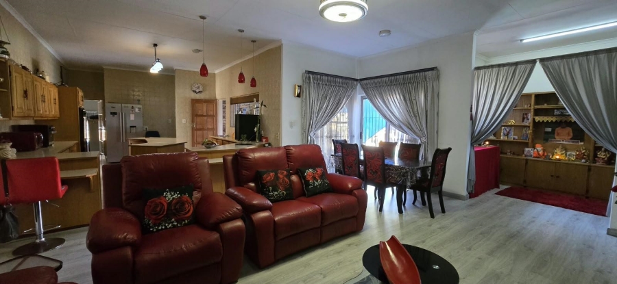 5 Bedroom Property for Sale in Mountain View Gauteng