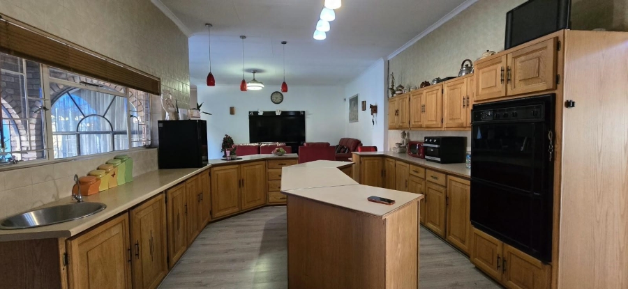 5 Bedroom Property for Sale in Mountain View Gauteng