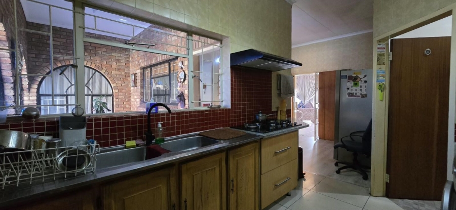 5 Bedroom Property for Sale in Mountain View Gauteng